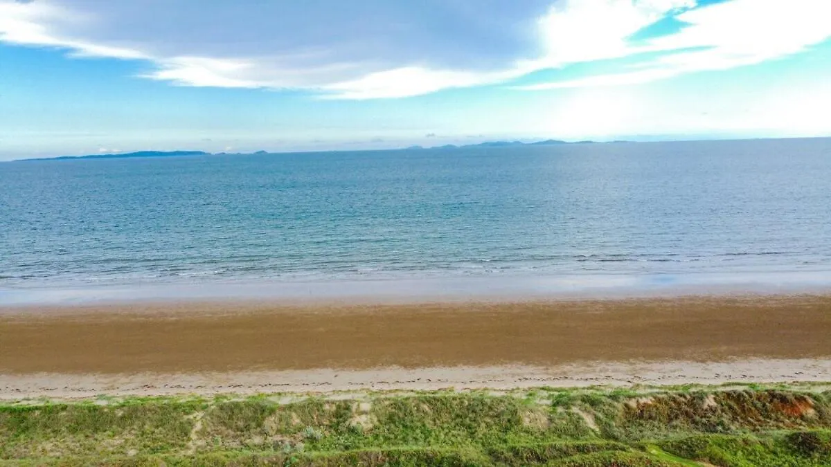 Holiday home Absolute Beachfront With Private Pool! Yeppoon